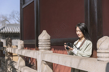 美女大学生一个人旅行逛寺庙高清图片