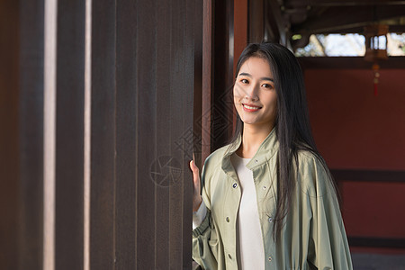 街拍美女大学生一个人旅行逛寺庙背景