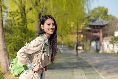 街拍人像美女大学生旅行春游背景