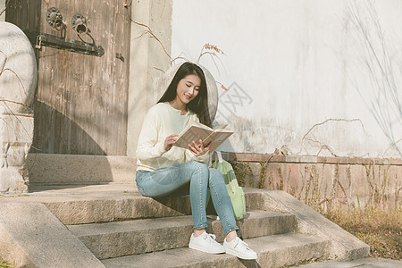 美女游客大学生春游看书图片