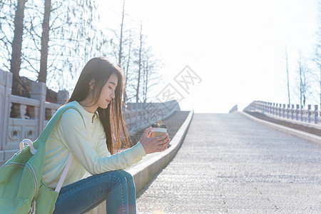 美女大学生旅行喝咖啡图片