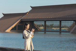 美女大学生一个人旅行拍照图片