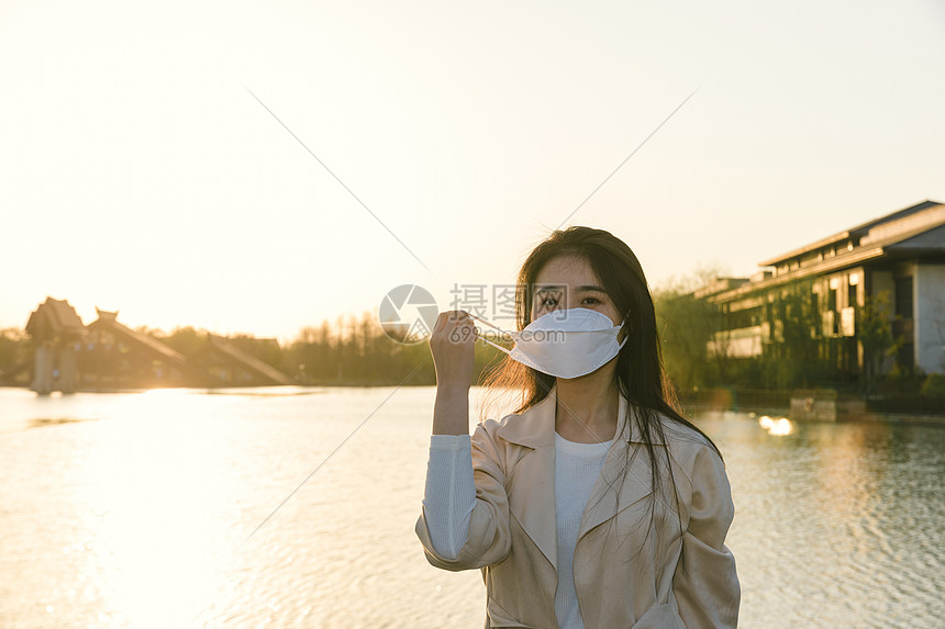 美女大学生旅行摘掉口罩图片