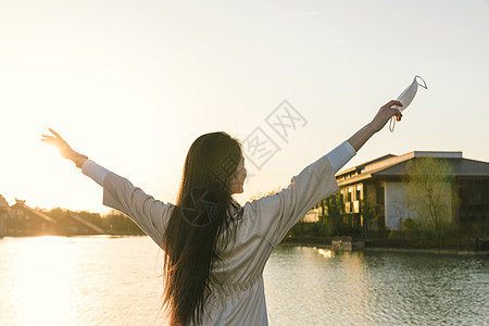 美女背影美女大学生旅行摘掉口罩背影背景