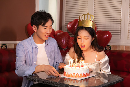 青年情侣在KTV庆祝生日图片