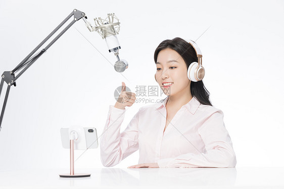 女性播音员手机网络直播图片