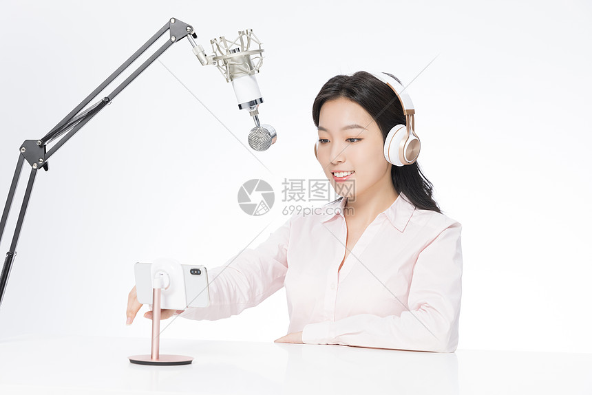 女性播音员手机网络直播图片