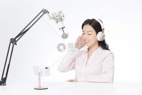 女性播音员手机网络直播图片