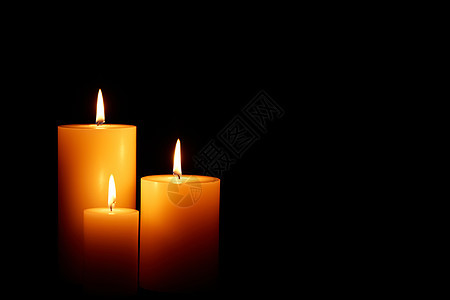 祈福祝福燃烧的蜡烛黑色背景图片