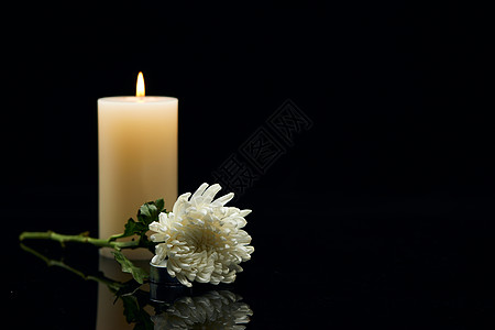 祈福祝福燃烧的蜡烛黑色背景高清图片