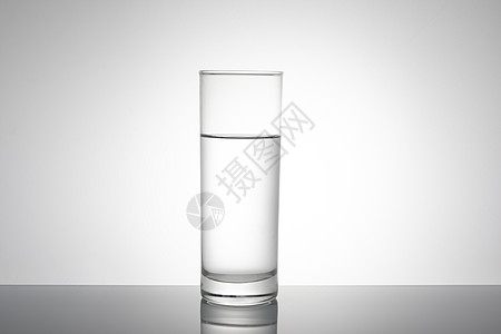 一杯纯净水往杯子里倒水背景