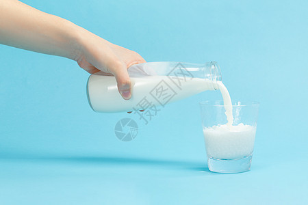 向杯子里倒牛奶特写图片
