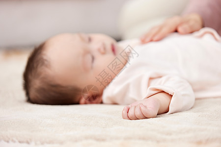 婴儿插画睡着的婴儿小宝宝手部特写背景