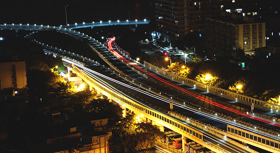 深夜公路上车辆的流光背景图片