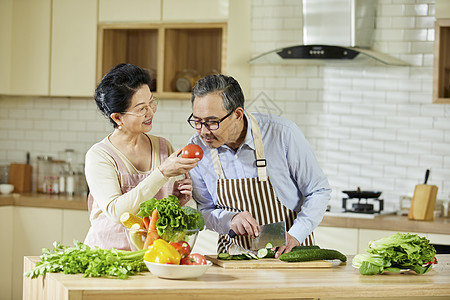 中老年夫妇厨房里对视交流图片