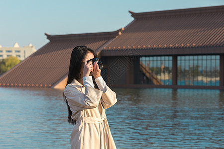 美女大学生背着相机一个人拍照旅行图片