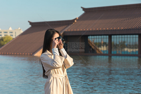 美女大学生背着相机一个人拍照旅行图片