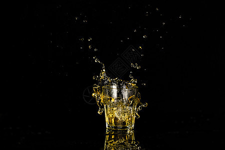 酒杯里飞溅出的液体水花背景图片