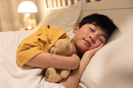 小熊抱爱心小男孩抱着小熊入睡背景