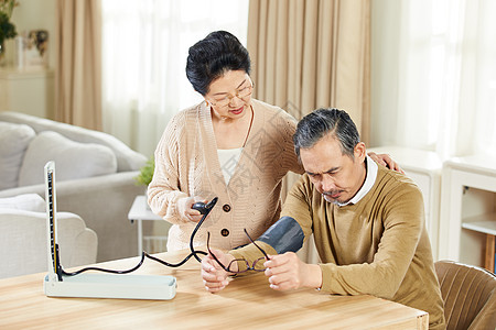 老人健康中年女士给高血压丈夫测量血压背景