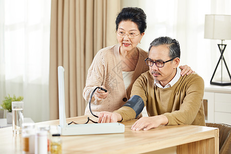 中年老人中老年女士给高血压丈夫测量血压背景