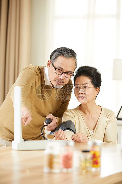 中老年夫妇居家测量血压看指数图片