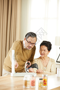 中老年夫妇居家测量血压高清图片