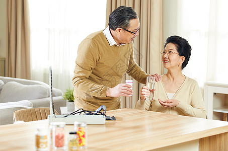 中老年男士辅助妻子吃药图片