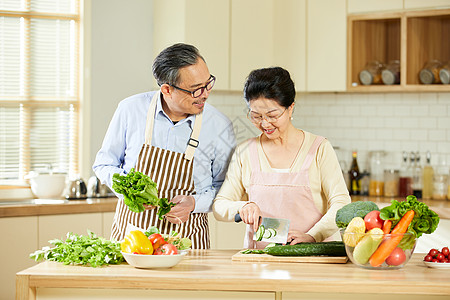 中老年夫妇厨房一起备菜高清图片