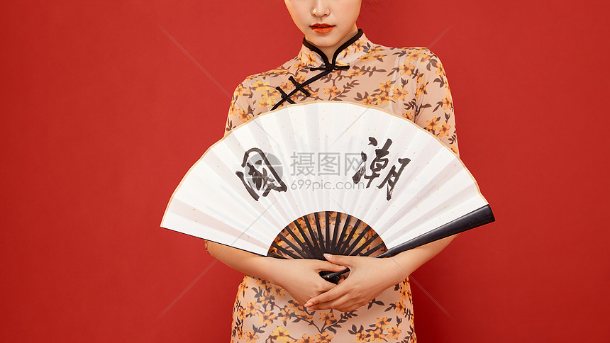 照片 人物情感 古典东方国潮旗袍美女拿折扇特写.
