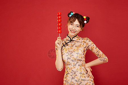 中国风国潮旗袍美女拿糖葫芦图片