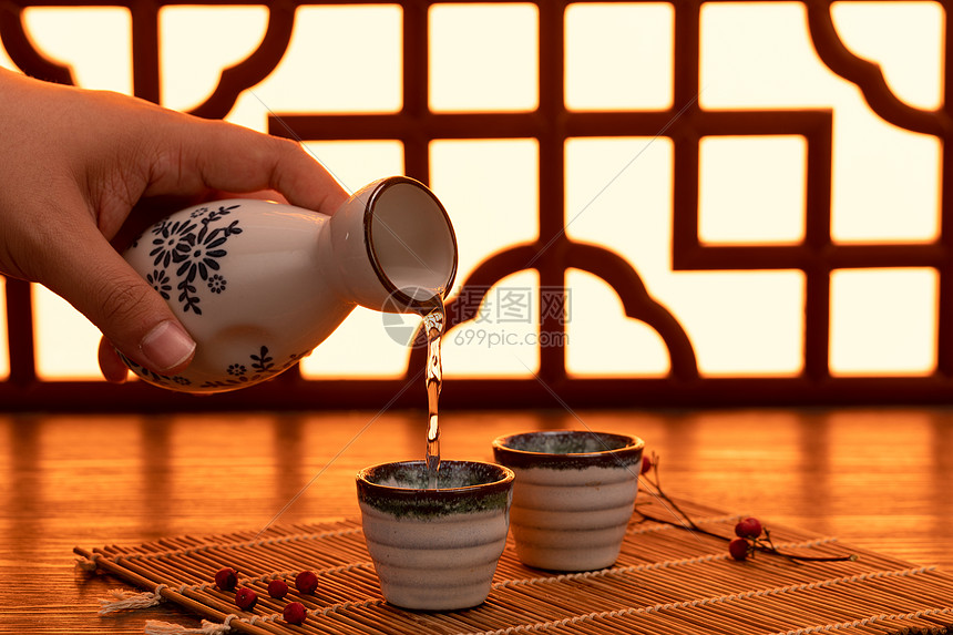 古风窗边的白酒静物倒酒