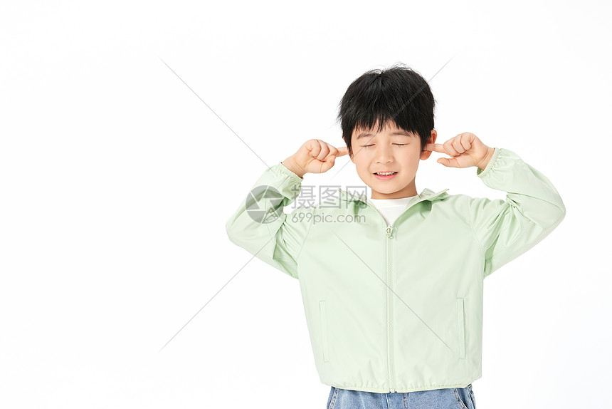 捂住耳朵的小男孩