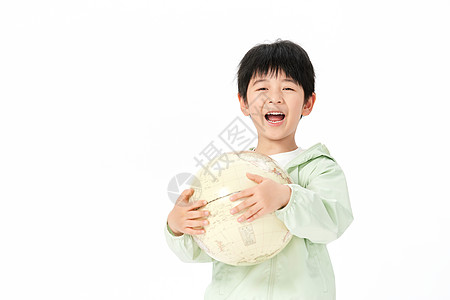 抱着地球模型开心的小男孩图片