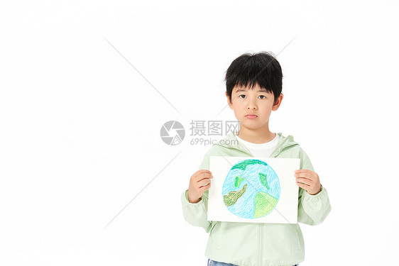 拿着手绘地球的小男孩不开心图片