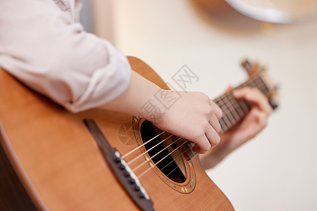 弹奏吉他的手特写图片