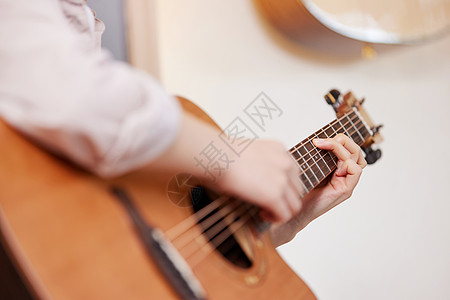 弹吉他的手特写按和弦图片