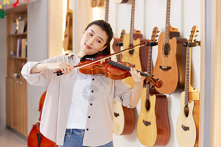 女性演奏小提琴图片