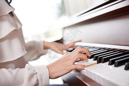 弹钢琴的手局部特写图片