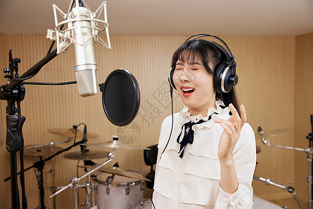 录音棚内唱歌的女性唱高音图片