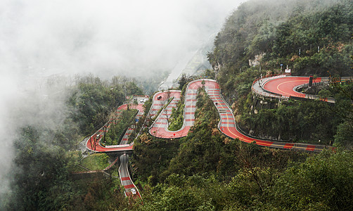 满山绿野的公路图片