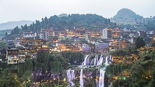 湖南湘西挂在瀑布上的芙蓉古镇背景图片
