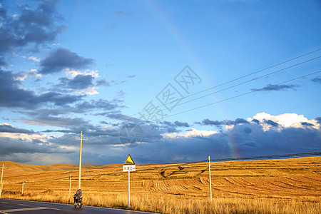 午后草原上的彩虹高清图片