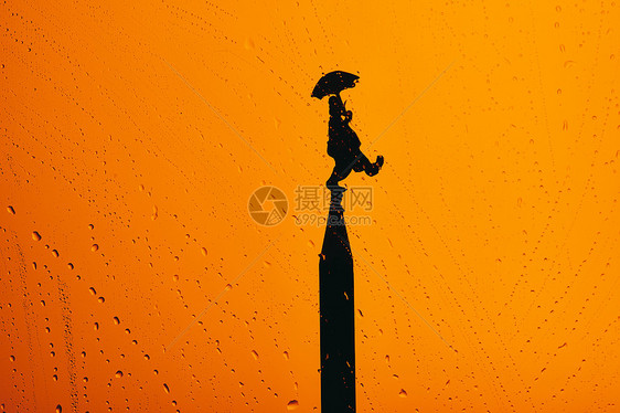 愚人节小丑节日背景-雨中撑伞的小丑图片