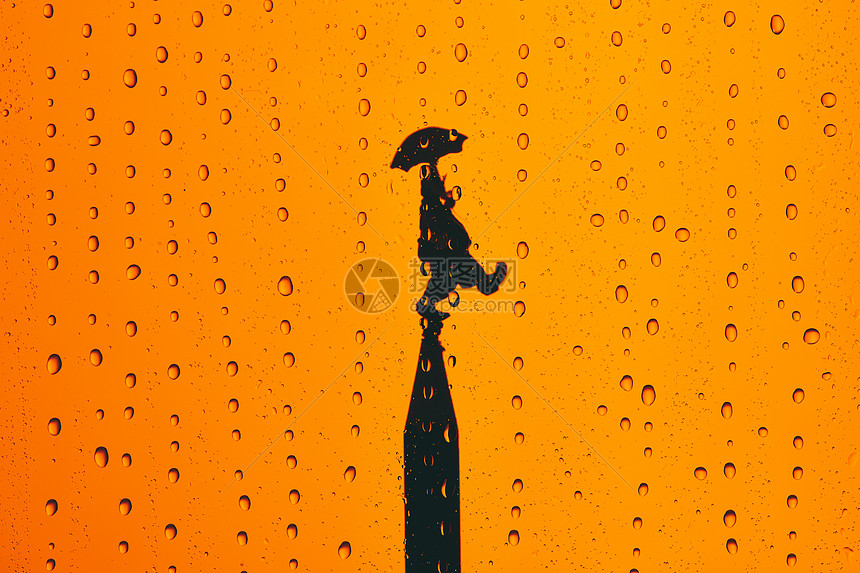 愚人节小丑节日背景-雨中撑伞的小丑图片