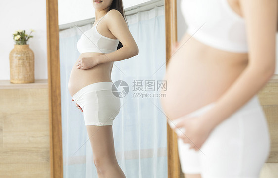 正在照镜子的孕妇肚子特写图片