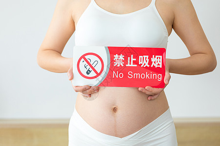 拿着禁烟标识的孕妇特写高清图片