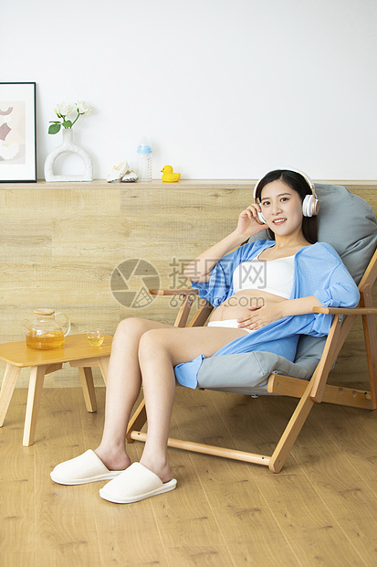 孕妇在躺椅上听音乐图片