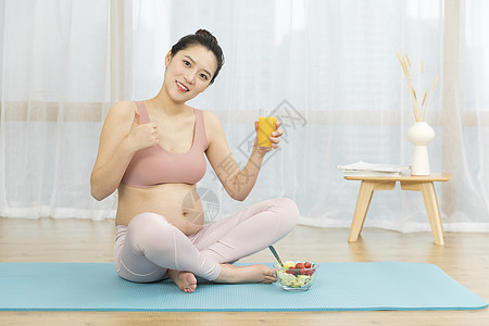 居家孕妇喝果汁高清图片