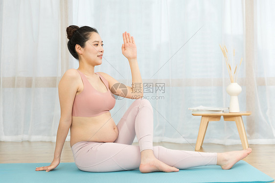 孕妇在家做拉伸图片